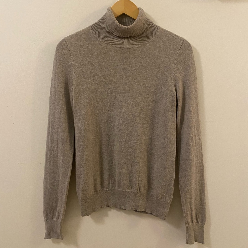 Aritzia Wilfred Free light grey turtleneck sweater.